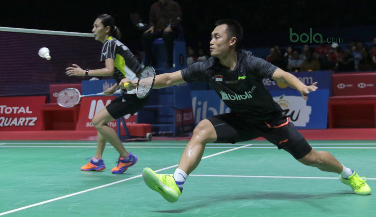 Hafiz Faizal/Gloria Emanuelle saat melawan Tontowi Ahmad/Lilyana Natsir  pada semifinal Indonesia Open 2018 di Istora Senayan, Jakarta, (7/6/2018). Tontowi/Liliyana menang 21-18, 21-8. (Bola.com/Nick Hanoatubun)