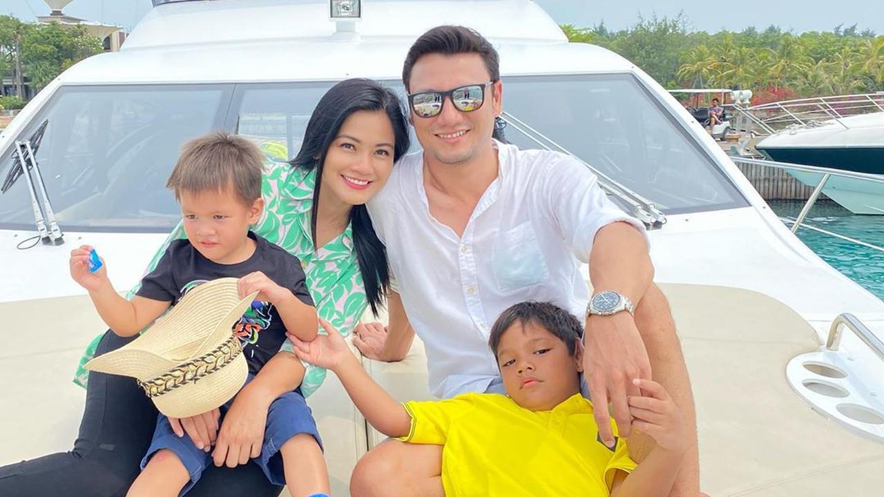7 Kemesraan Titi Kamal dan Christian Sugiono Saat Liburan di Atas Kapal