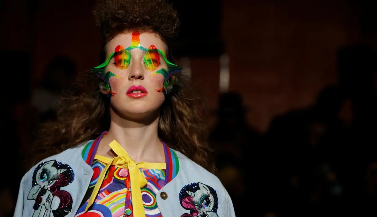 Model memperagakan busana Spring/Summer 2017 karya desainer asal India, Manish Arora selama Paris Fashion Week di Paris, Prancis (29/9). Model tersebut tampil dengan gaya rambut yang unik. (REUTERS/Gonzalo Fuentes)