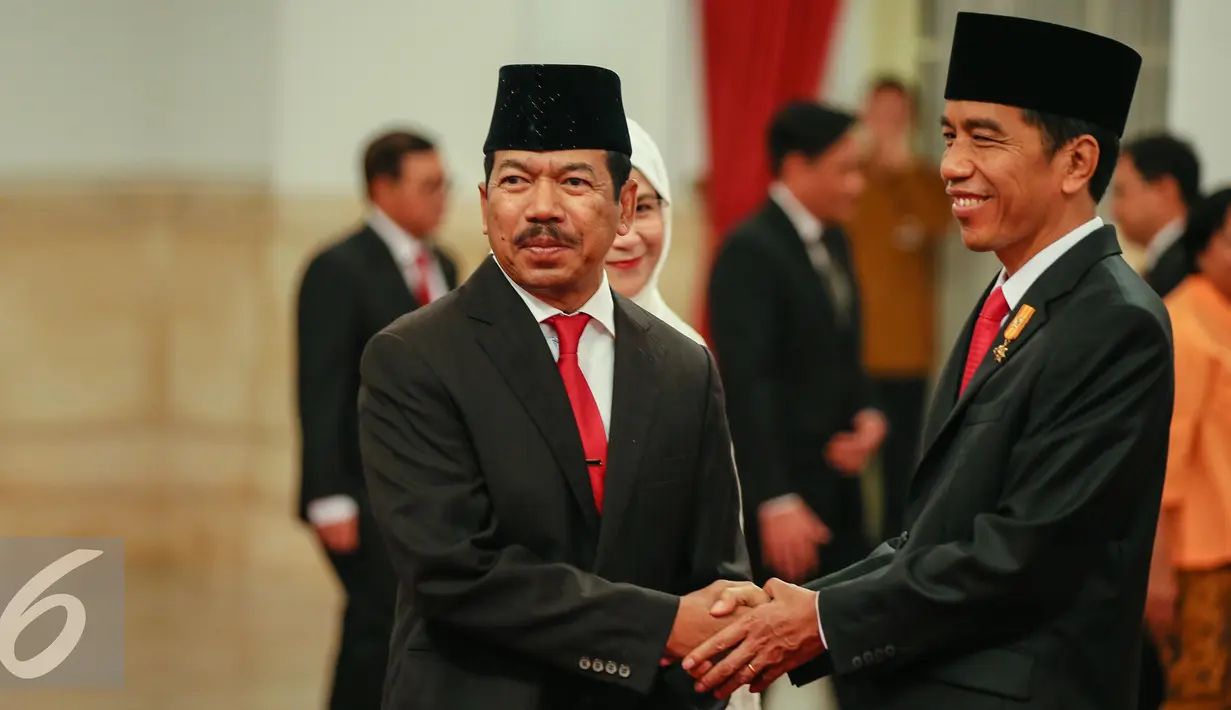 Presiden Joko Widodo memberikan selamat kepada Kepala Lembaga Sandi Negara (Lemsaneg) Djoko Setiadi  usai pelantikan Kepala Lembaga Sandi Negara (Lemsaneg) di Istana Negara, Jakarta, Jumat (8/1/2016). Liputan6.com/Faizal Fanani)