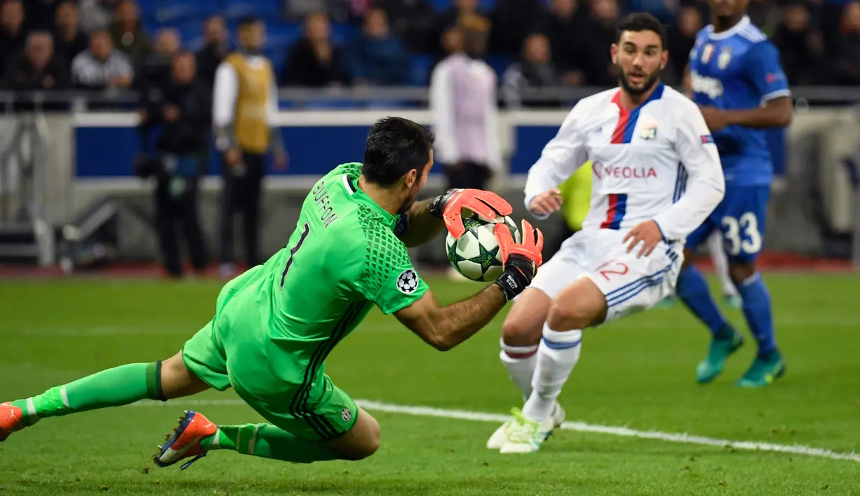 Kiper Gianluigi Buffon berhasil menangkap bola dari tendangan Alexandre Lacazette pada pertandingan Liga Champion di stadion Parc Olympique Lyonnais, Lyon, Perancis (18/10). Lyon harus menelan kekalahan  0-1 dari Juventus. (AFP/Philippe Desmazes)