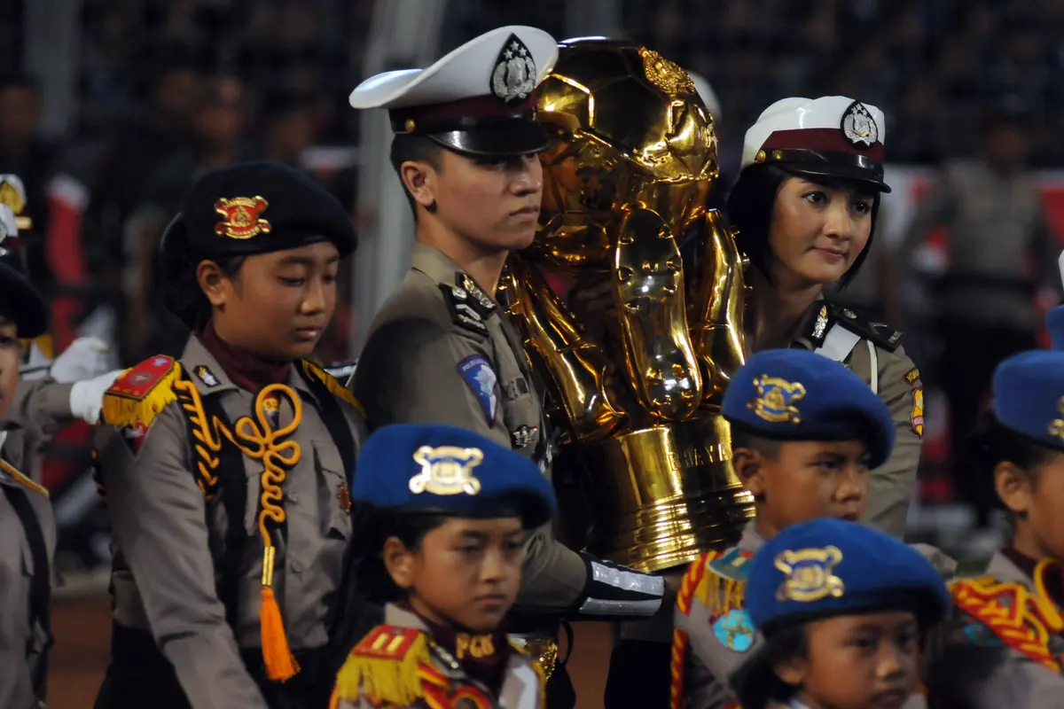 Ricca Khalmas, polisi wanita cantik pembawa trofi Torabika Bhayangkara Cup 2016