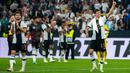 Pemain Jerman Thomas Muller (kanan) bersama rekan satu timnya memberi isyarat kepada para pendukungnya pada penghujung pertandingan sepak bola persahabatan internasional antara Jerman dan Prancis di Dortmund, Jerman, Selasa (12/9/2023). Muller menyumbang satu gol pada pertandingan yang dimenangkan oleh Jerman dengan skor 2-1 kali ini. (AP Photo/Martin Meissner)