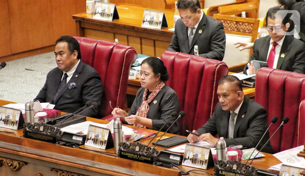 Ketua DPR Puan Maharani (tengah) memimpin rapat Paripurna DPR RI Ke-13 Masa Persidangan II Tahun Sidang 2022-2023 di Kompleks Parlemen, Senayan, Jakarta, Kamis (15/12/2022). DPR menyetujui Rancangan Undang-undang Pengembangan dan Penguatan Sektor Keuangan menjadi UU PPSK. (Liputan6.com/Angga Yuniar)