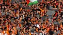 Salah satu Jakmania mengibarkan bendera Palestina saat menyaksikan laga Persija Jakarta kontra Persib Bandung, di Stadion GBK, (10/8/2014). (Liputan6.com/Helmi Fithriansyah)