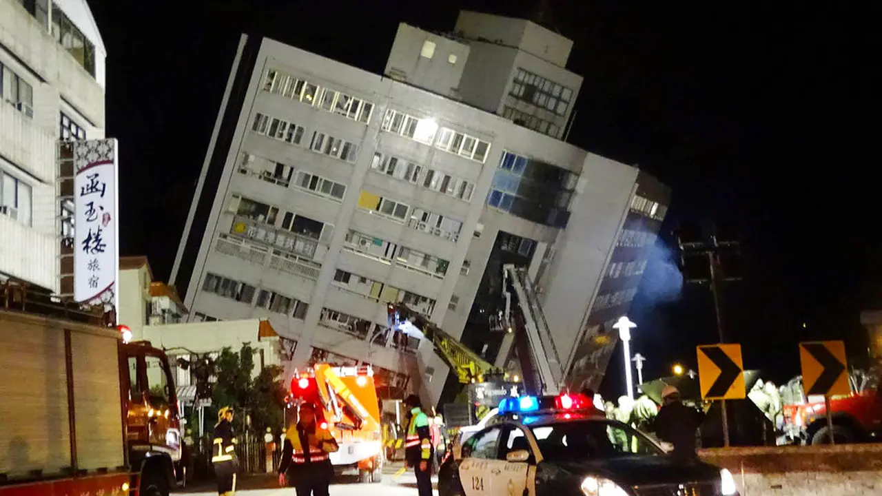 Sebuah bangunan di Hualien, Taiwan, rubuh usai gempa 6,4 SR menerjang pada 6 Februari 2018 malam.