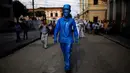 Seorang kontestan beraksi saat mengikuti kontes patung di pusat kota San Salvador , El Salvador, (18/6). Dengan mengecat seluruh tubuh mereka seperti patung, kita akan dibuat sulit membedakan mana patung asli dan tidak. (REUTERS / Jose Cabezas)