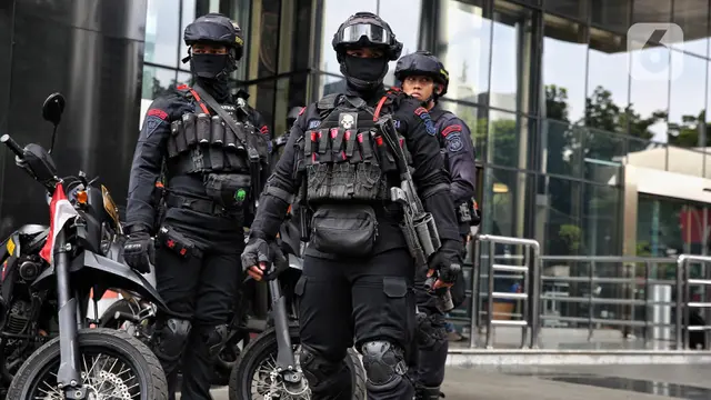 Ratusan Personel Kepolisian Jaga Ketat Gedung Merah Putih