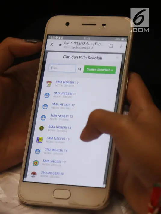 Orang tua murid mencoba mengakses laman Pendaftaran Peserta Didik Baru (PPDB) online 2018 di Posko Pelayanan PPDB Online di SMKN 1 Budi Utomo, Jakarta, Kamis (28/6). Pendaftaran PPDB online tingkat SMA/SMK berakhir hari ini. (Liputan6.com/Arya Manggala)