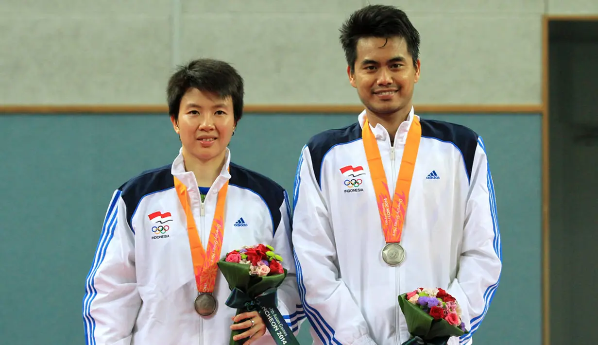 Pebulutangkis Ganda Campuran Indonesia, Tontowi Ahmad dan Liliyana Natsir, berpose di podium kemenangan di Gyeyang Gymnasium, Incheon, Korea Selatan, (29/9/2014). (Dok Humas PBSI/Nafielah)