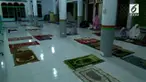 Masyarakat  Polewali Mandar, Sulawesi barat punya tradisi Massilumba Oroang atau rebutan atau kapling tempat sebelum sholat tarwih dimulai.