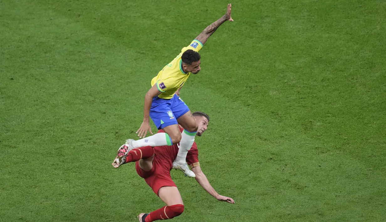 Gelandang Brasil Casemiro berebut bola dengan gelandang Serbia Sergej Milinkovic-Savic pada laga perdana Grup G Piala Dunia 2022 Qatar di Lusail Stadium, Jumat (24/11/2022) dini hari WIB. Selanjutnya, Brasil menghadapi Swiss di Stadium 974 Senin (28/11/2022). Pemenang pada laga ini akan memastikan tempat di babak 16 besar. (AP Photo/Darko Vojinovic)