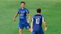 Gelandang PSIM Yogyakarta, Donny Warmerdam dan Ze Valente dalam duel melawan Persija Jakarta di Stadion I Wayan Dipta, Gianyar, Bali, Rabu (22/4/2026). (Doc PSIM)