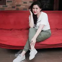 Seperti kebanyakan perempuan lainnya setelah melahirkan, Vicky Shu juga mengalami kenaikan berat badan. Hal ini wajar terjadi pada seorang ibu yang baru melahirkan dan menyusui. Seperti diketahui, Vicky Shu baru saja melahirkan anak keduanya. (Instagram/vickyshu)