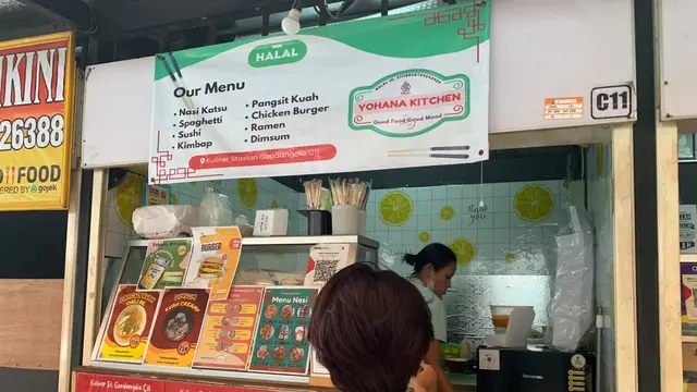 Pedagang Yohana Kitchen melayani pembeli di kawasan Kuliner Stasiun Gondangdia, Jakarta, Senin (5/10/2026).
