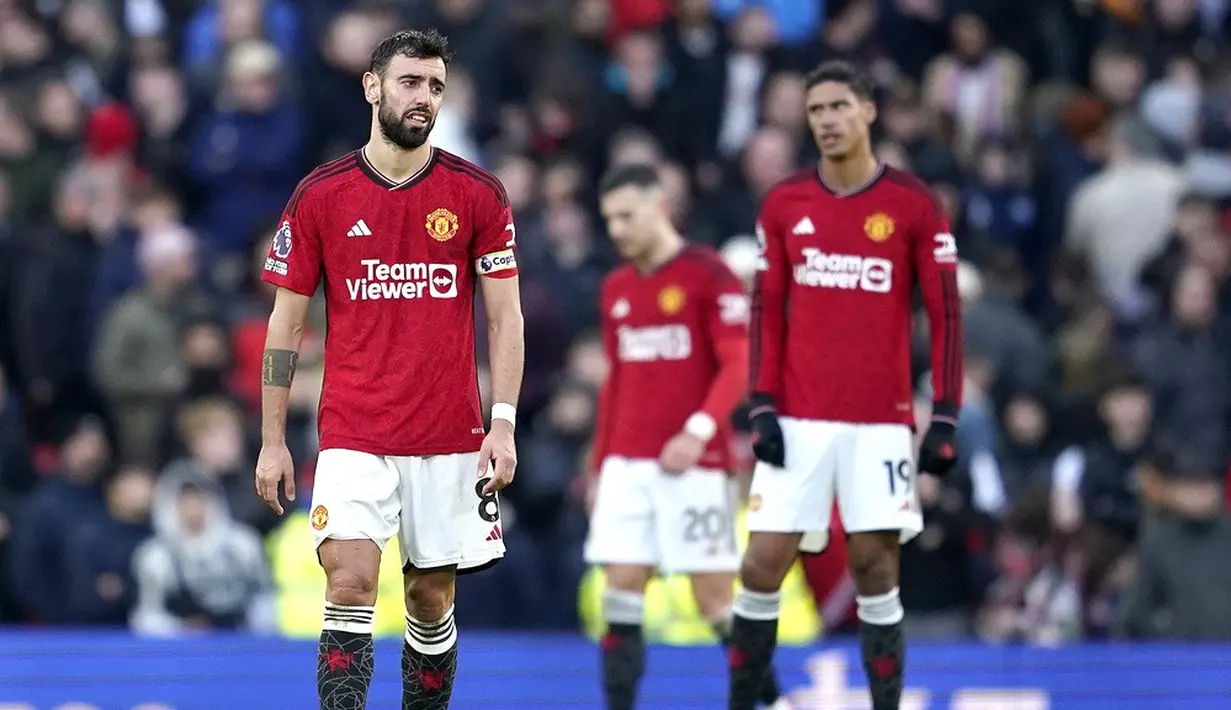Pemain Manchester United tampak kecewa setelah ditaklukkan Fulham pada laga pekan ke-26 Premier League 2023/2024 di Stadion Old Trafford, Sabtu (24/2/2024). Berkat kemenangan ini Fulham bertengger di peringkat 12 dengan raihan 32 poin, sementara MU harus puas tertahan di peringkat enam. (AP Photo/Dave Thompson)