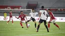 Pemain Timor Leste, Jhon Firth mengontrol bola dari kawalan para pemain Indonesia pada laga uji coba internasional di Stadion I Wayan Dipta Gianyar, Kamis (27/1/2022). Indonesia menang telak atas Timor Leste 4-1. Indonesia menang telak atas Timor Leste 4-1 (Dok Humas PSSI)