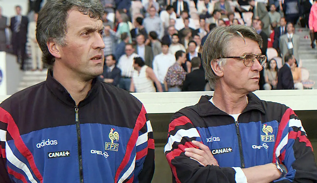 Timnas Prancis diarsiteki Aime Jacquet (kanan) pada Euro 1996 di Inggris. Usai lolos dari fase grup, Timnas Prancis lalu mengalahkan Belanda 5-4 (0-0) lewat adu penalti di perempatfinal. Di semifinal, Prancis kalah 5-6 (0-0) lewat adu penalti dari Republik Ceska. (AFP/Eric Feferberg)
