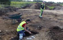 Arkeolog Temukan 139 Kuburan Viking Berusia 1.200 Tahun, Berisi Aksesori Sampai Tulang Hewan