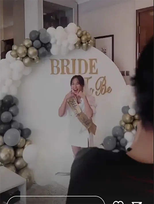 Bridal shower merupakan pesta yang digelar oleh sahabat untuk calon pengantin. Atau sebagai simbol melepas lajang. "Akhirnya nikah,"  tulis dalam selempang cokelat yang melingkar di badan Jessica. [Instagram/jessicamila]