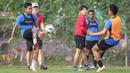 Evan Dimas Darmono (kiri) dan sejumlah pemain Timnas saat sesi latihan persiapan kualifikasi Piala AFC 2023 yang berlangsung di Lapangan G, Senayan, Jakarta, Sabtu (02/10/2021). Indonesia dijadwalkan akan menghadapi Taiwan pada 7 dan 11 Oktober 2021 di Thailand. (Bola.com/Bagaskara Lazuardi)