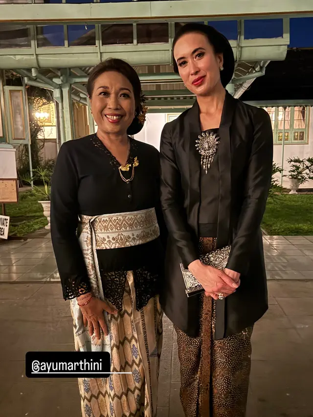 Parade Kebaya Hitam ala Bangsawan dari Tara Basro hingga Adinia Wirasti Hadiri Kirab Pusaka Malam Satu Suro di Pura Mangkunegaran