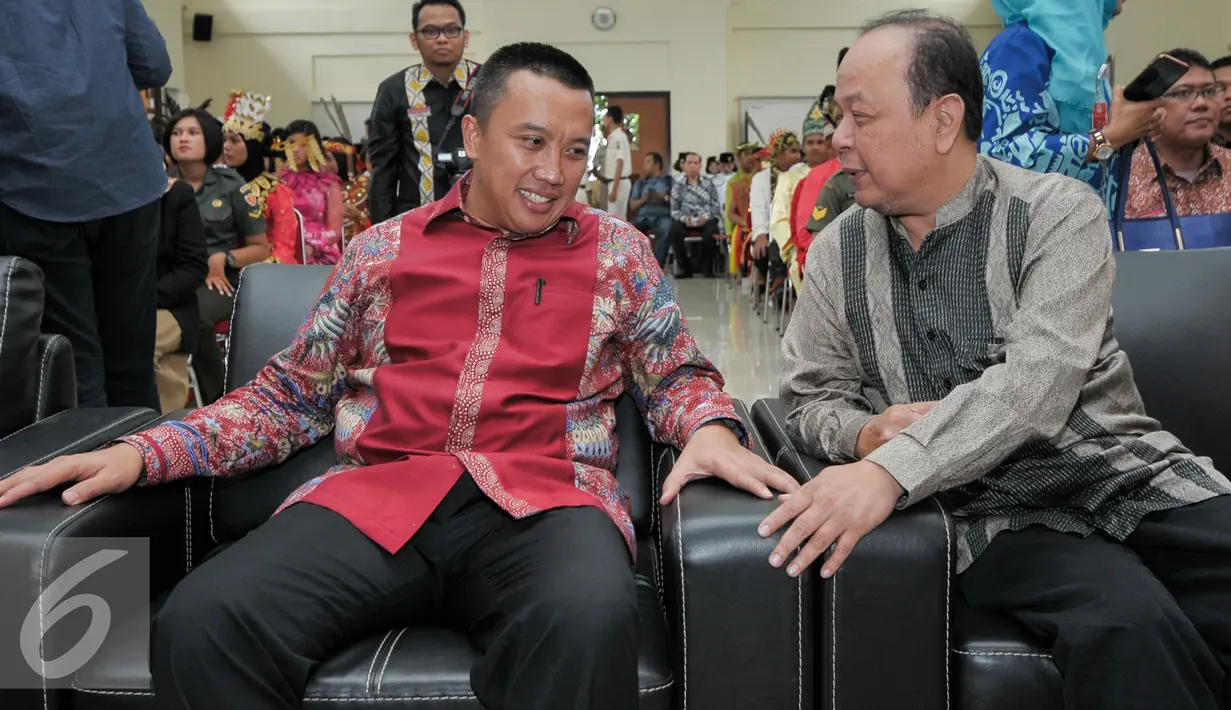 Menteri Pemuda dan Olahraga, Imam Nahrawi berbincang dengan Pemred SCTV, Indosiar dan Liputan6.com, Mohamad Teguh saat penutupan diklat nasional Paskibraka 2016, Cibubur, Jakarta, Rabu (24/8). (Liputan6.com/Yoppy Renato)
