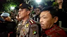 Kapolres Metro Jakarta Pusat Kombes Pol Suyudi Ario Seto berusaha menenangkan massa yang memanas.