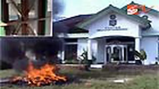 Warga Segel Kantor Kelurahan