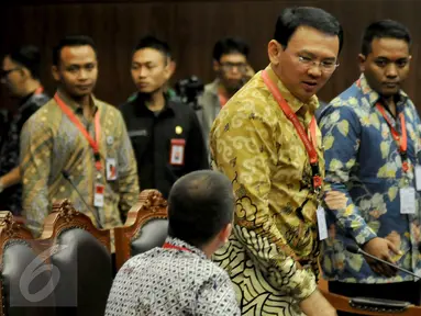 Gubernur DKI, Basuki Tjahaja Purnama bersiap menjalani sidang perdana pengujian Undang-Undang Pilkada mengenai cuti selama masa kampanye di Mahkamah Konstitusi, Jakarta, Senin (22/8). Ahok datang tanpa didampingi kuasa hukum. (Liputan6.com/Johan Tallo)