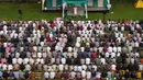 Ini bisa menjadi contoh kebhinnekaan dalam beribadah dengan saling membantu dalam semangat kebersamaan dan menjaga toleransi beribadah. (merdeka.com/Arie Basuki)