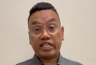 Sejumlah warga menjarah rumah Uya Kuya, anggota DPR RI dari Partai Amanat Nasional. Polisi menangkap 9 penjarah kemudian mengamankan mereka. (Foto: Dok. Instagram @king_uyakuya)