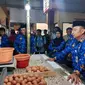 Sekda Kota Depok, Supian Suri mengecek harga kebutuhan pokok di Pasar Cisalak, Cimanggis, Kota Depok. (Liputan6.com/Dicky Agung Prihanto)