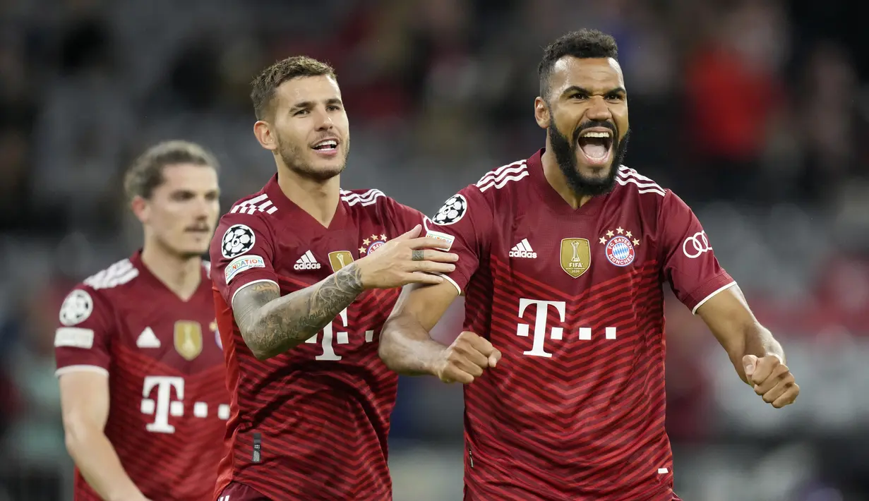 Penyerang Bayern Munchen, Maxim Choupo-Moting (kanan) berselebrasi usai mencetak gol ke gawang Dynamo Kiev pada pertandingan grup E Liga Champions di Allianz Arena, Munich, Jerman, Kamis (30/9/2021). Dengan kemenangan ini Bayern berada di puncak klasemen dengan enam poin. (AP Photo/Matthias Schrader