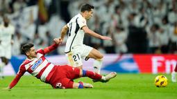 Real Madrid kembali memuncaki klasemen Liga Spanyol 2023/2024. Tim asuhan Carlo Ancelotti itu menang meyakinkan 2-0 ketika menjamu Granada. (AP Photo/Jose Breton)