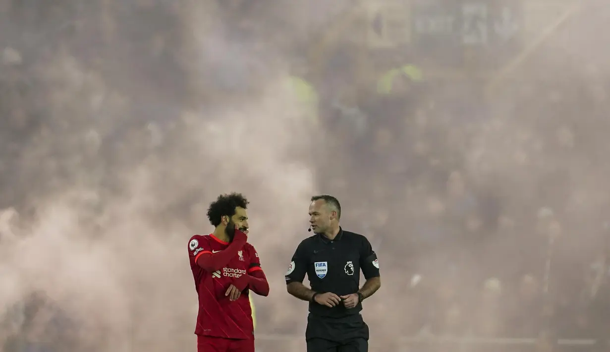 laga panas tersebut sempat diwarnai pelemparan botol dan Smoke Bomb ke lapangan hingga membuat wasit harus memberhentikan sementara laga tersebut. (AP/Jon Super)