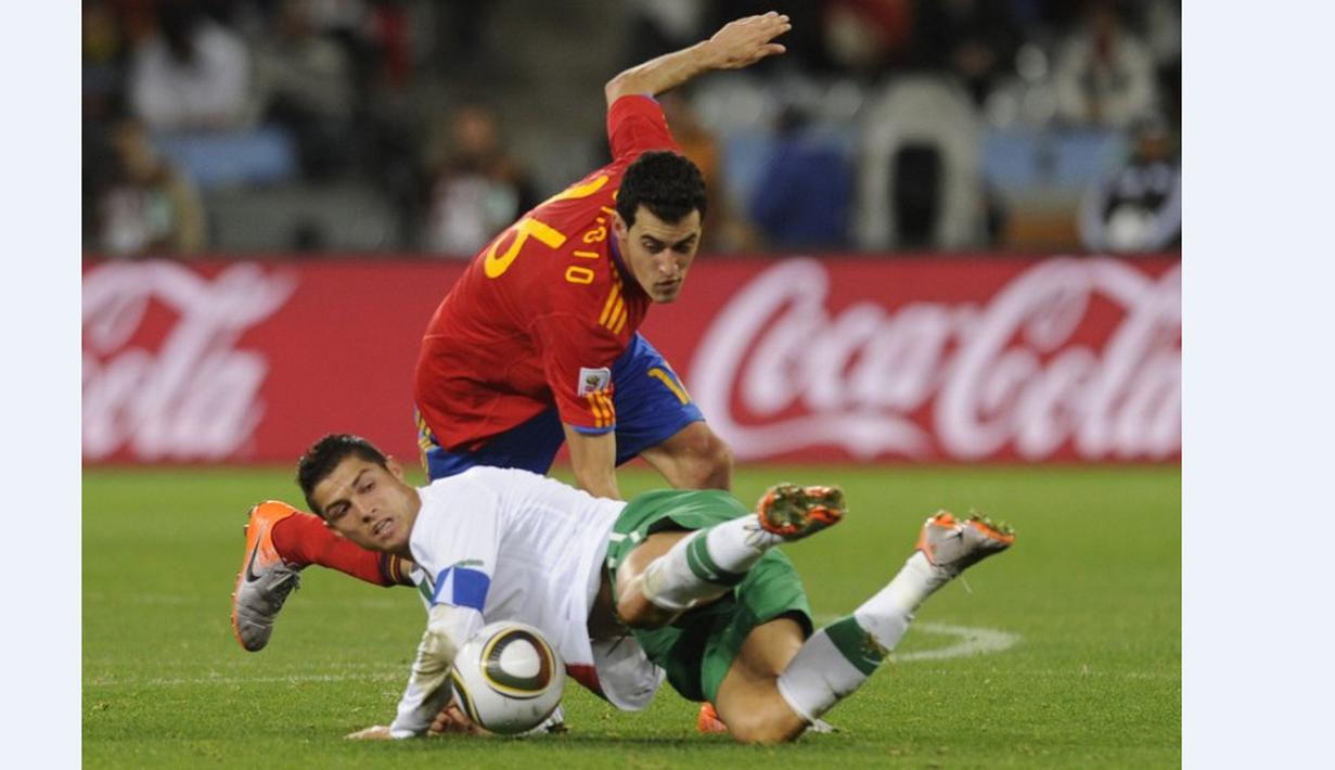 Penampilan Cristiano Ronaldo saat memperkuat timnas Portugal melawan Spanyol di Piala Dunia 2010 di Stadion Green Point, Capetown, Afrika Selatan, 29 Juni 2010. (AFP/Liu Jin)