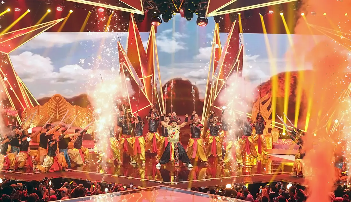 Swheta Basu Prasad sebagai Nandini beradu akting dengan Gourmeet Choudry (Chandra), Tanu Khan (Helena), dan Saanvi Talwar (Durdhara) dalam drama musikal Chandra Nandini di atas panggung Indonesia Keren 3. (Bambang E.Ros/Bintang.com)