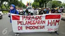 Ratusan buruh dari Gabungan Serikat Buruh Indonesia (GSBI) melanjutkan aksinya menuju Istana Merdeka usai menggelar unjuk rasa di depan Gedung Balaikota DKI Jakarta, Kamis (10/12). (Liputan6.com/Yoppy Renato)