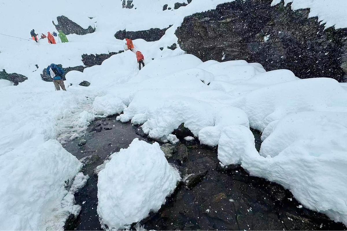 FOTO: Terjebak Badai Salju di Tibet, Pendaki Tewas dan Ratusan Diselamatkan dari Lembah Karma