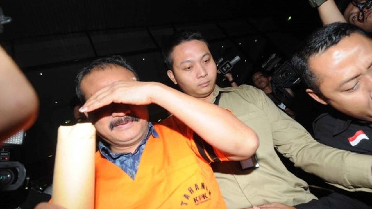 2 Tersangka lainnya, penyuap Dewie Yasin berseragam tahanan KPK