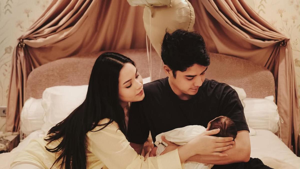 Hangat dan Intim, Gaya Sederhana Alyssa Daguise-Al Ghazali Rayakan 1 Bulan Kehadiran Baby Soleil