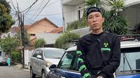 Selebgram Dokter Tirta buka suara soal dua petugas cleaning service-nya ternyata lulusan S1. (Foto: Dok. Instagram @dr.tirta)