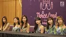 Personel TWICE memberi keterangan dalam konferensi pers di Tangerang, Banten, Jumat (24/8). TWICE akan menggelar konser yang bertajuk TWICELAND ZONE 2: Fantasy Park. (Liputan6.com/Faizal Fanani)