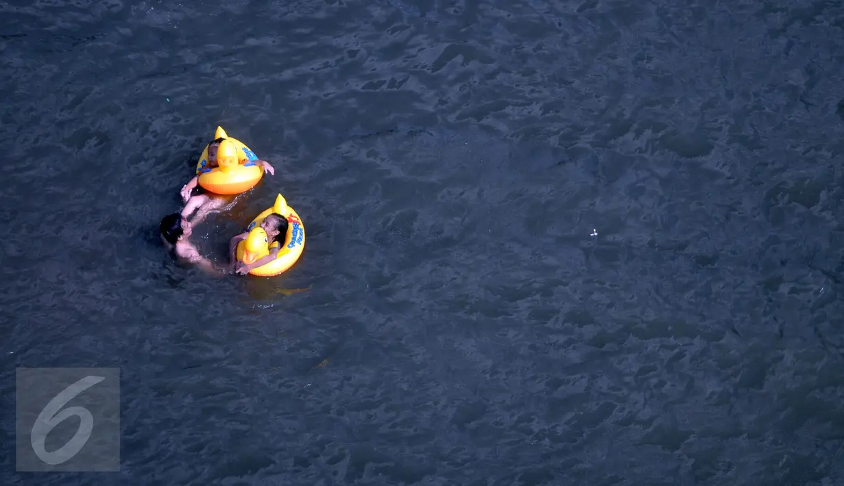 Sejumlah pengunjung berenang di area pantai Ancol, Jakarta, Sabtu (18/7/2015). Wisata pantai Ancol masih menjadi pilihan favorit warga Jakarta untuk mengisi libur lebaran kedua ini bersama keluarga. (Liputan6.com/JohanTallo)