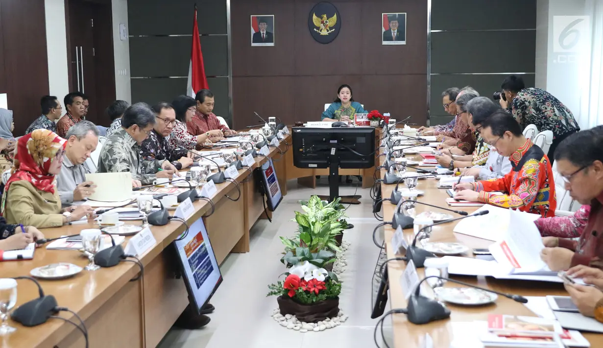 Suasana saat rapat koordinasi yang dipimpin oleh Menko Pembangunan Manusia dan Kebudayaan Puan Maharani di Jakarta, Selasa (16/1). Selain itu rakor juga dilakukan untuk mempersiapkan pelaksanaan bansos pangan di tahun 2018. (Liputan6.com/Angga Yuniar)