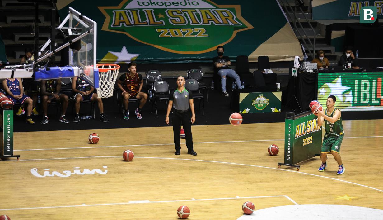Xaverius Prawiro beraksi saat IBL All Star 2022 Three Points Contest di Hall Basket GBK, Senayan, Kamis (31/03/2022). (Bola.com/Bagaskara Lazuardi)
