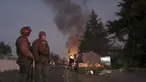 Tentara berjaga dekat lokasi kebocoran gas yang terbakar setelah serangkaian ledakan di sebuah lingkungan di Puebla, Meksiko, Minggu (31/10/2021). Penyadapan ilegal pada saluran gas diduga menjadi penyebab ledakan yang menewaskan satu orang dan melukai lebih dari selusin. (AP Photo/Pablo Spencer)