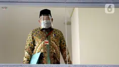 Mantan anggota DPRD Provinsi Jambi Cek Man saat akan menjalani pemeriksaan penyidik di Gedung KPK, Jakarta, Selasa (30/6/2020). Cek Man diperiksa sebagai tersangka terkait kasus dugaan menerima suap ketok palu pengesahan RAPBD Provinsi Jambi Tahun 2017-2018. (merdeka.com/Dwi Narwoko)