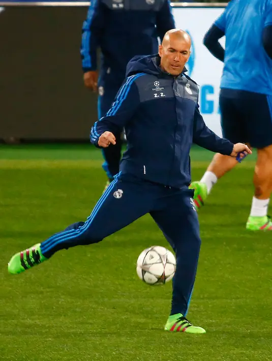 Pelatih Real Madrid Zinedine Zidane berusaha menendang bola saat sesi latihan di Stadion Olimpiade di Roma, Italia (16/2). Real Madrid akan bertanding melawan AS Roma di leg pertama 16 besar Liga Champions. (REUTERS/Tony Gentile)